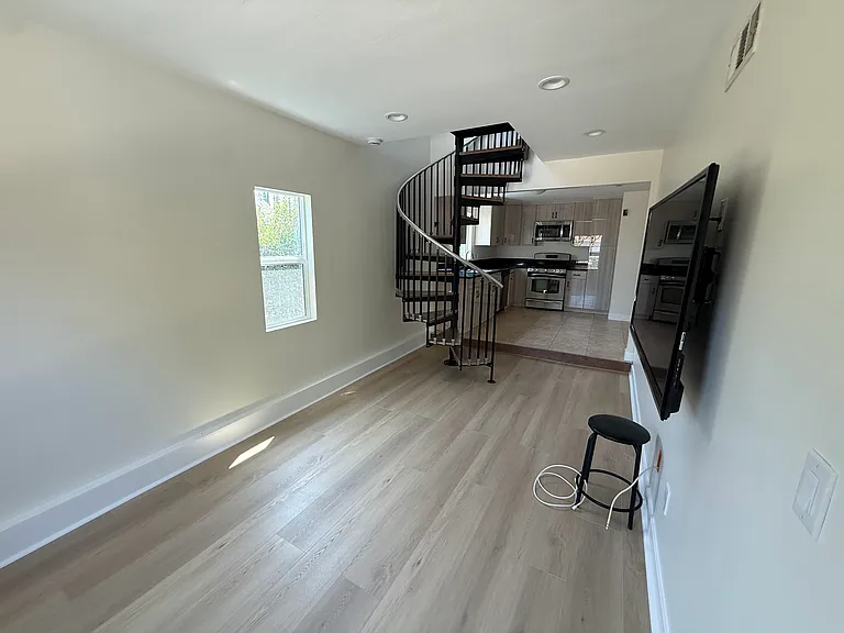 239 1/2 N Mayflower Ave — Photo 19