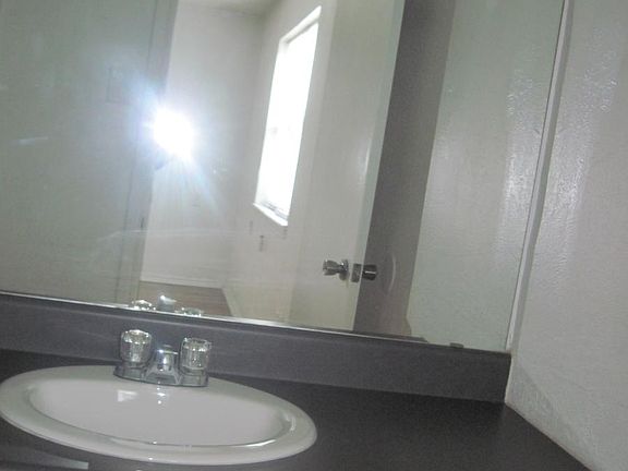 3rd image of 630 Jefferson St E APT 3