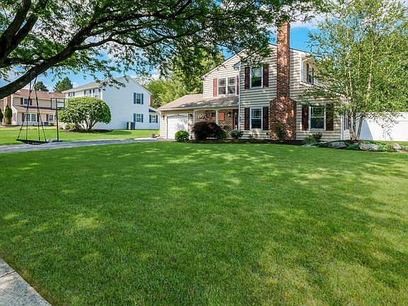 4th image of 239 Burgundy Ln