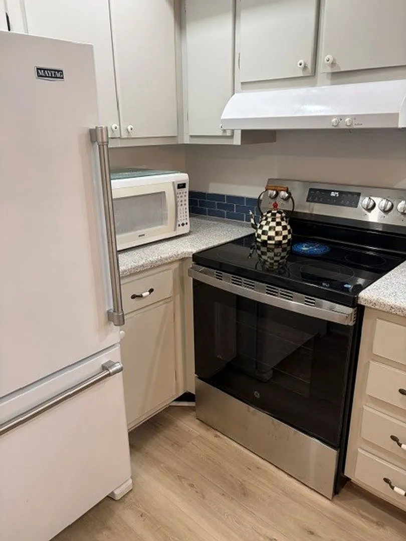 **Free Golf**Charming - Furnished Seasonal Rental**2 Beds/2 Baths**Near Downtown Naples** — Photo 3