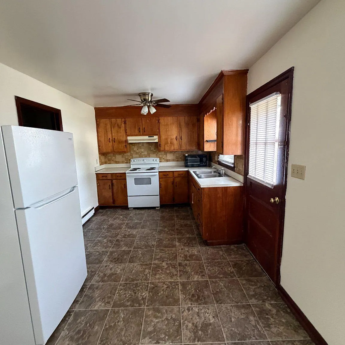 3 bed, 1.5 bath, 1250 sqft, $1,600 — Photo 1