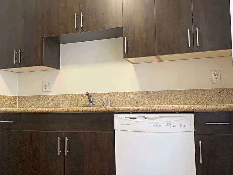 2555 S Sepulveda Blvd — Photo 4