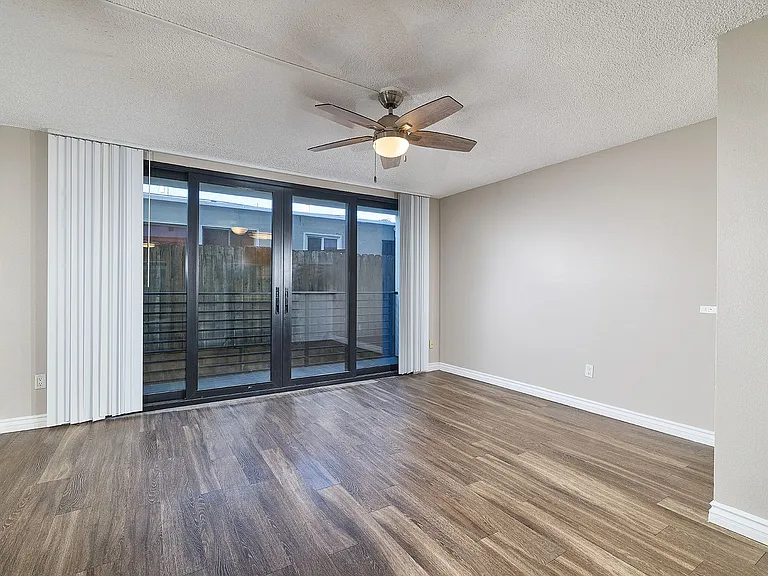 Surfcaster Apartments — Photo 21