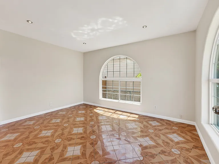 25468 Belmont Ave — Photo 13