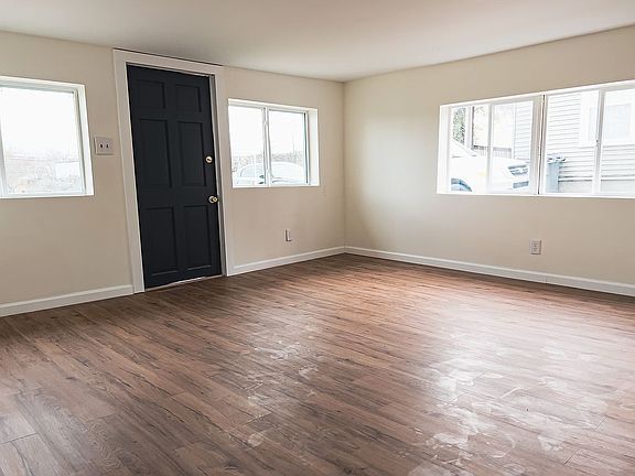 3rd image of 3409 Lyle Ave