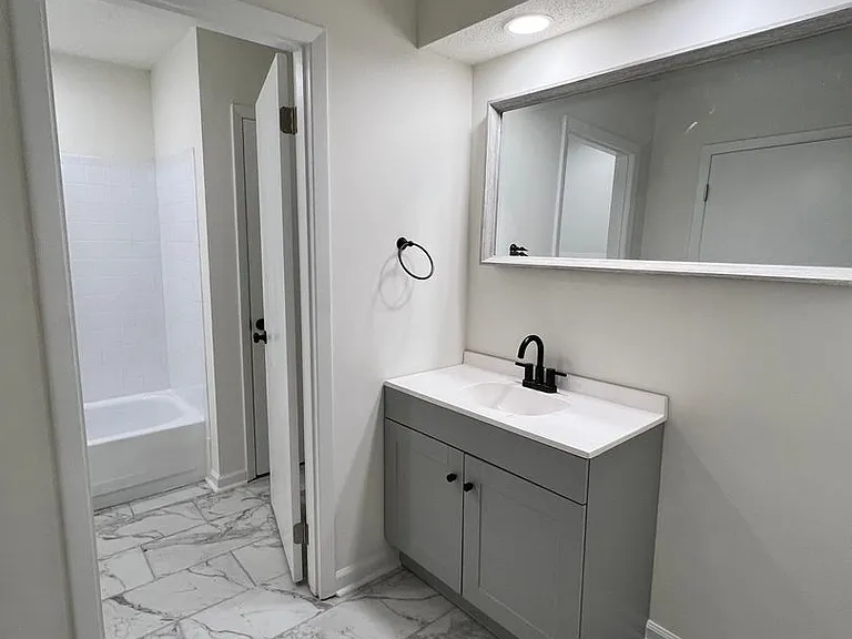 Sunset Rock Apartments — Photo 17