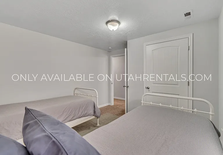 232 W 200 N — Photo 23