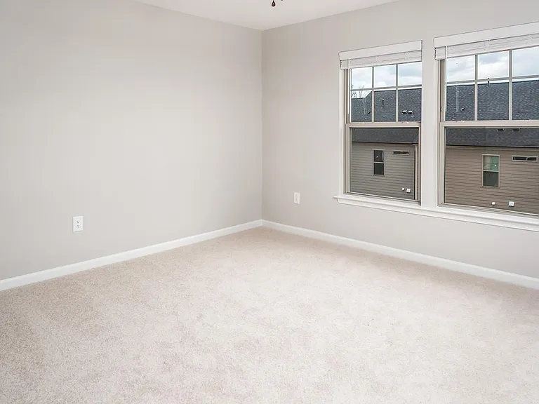 1010 Larabee Ln — Photo 15