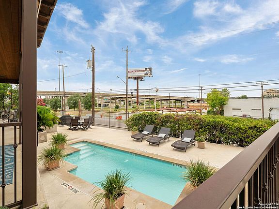 4th image of 1542 N ALAMO ST #103