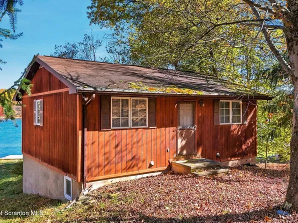 277 W Shore Dr, Hawley, PA 18428