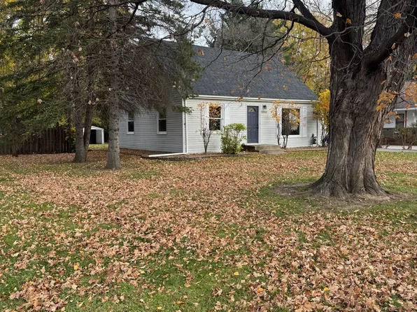 1051 Burke Ave W, Roseville, MN 55113