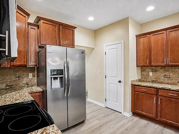 4th image of 205 SE Telby Ln