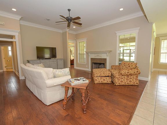 5th image of 307 Moss Brook Dr