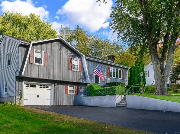 15 Forest Drive, Montville, CT 06382