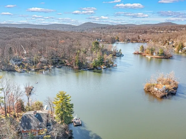 45 Mickens Ln, Bloomingdale Boro, NJ 07403