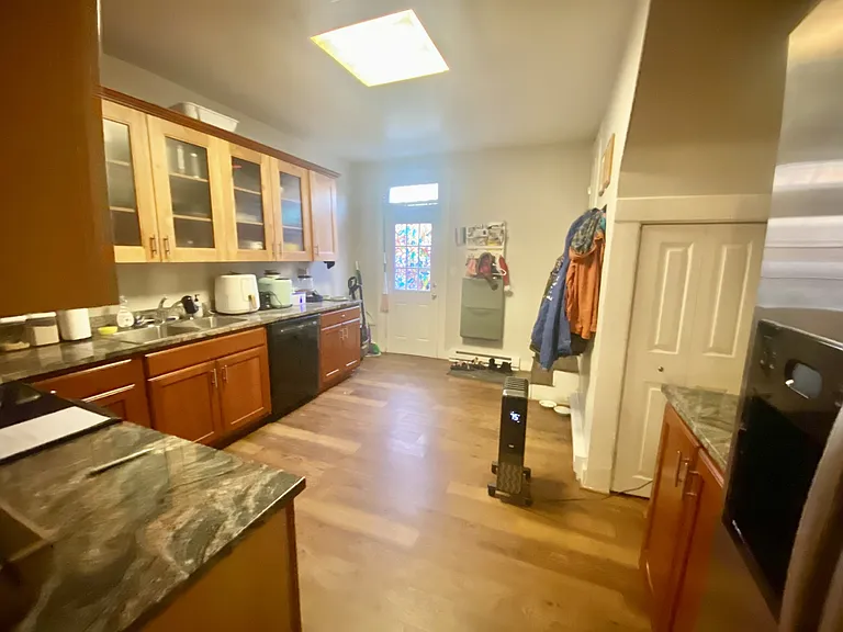 652 Elm St — Photo 5