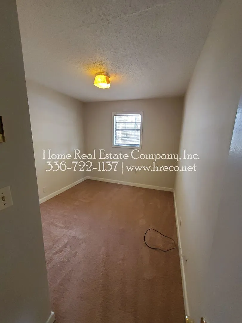 Sunset Acres Apartments | 135 E. Wall Street Apt #4 — Photo 4