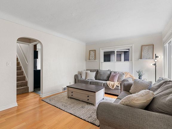 4th image of 1809 Hyacinth Ave E