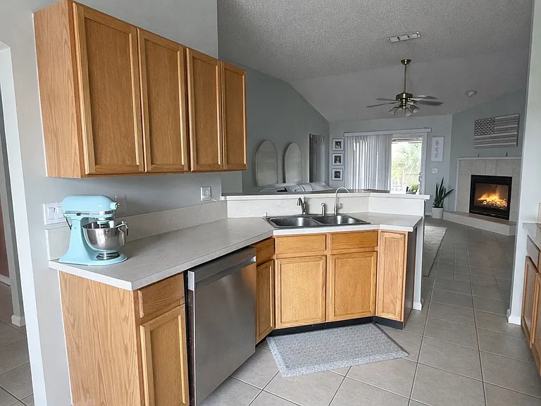 3376 International Village Dr W — Photo 5