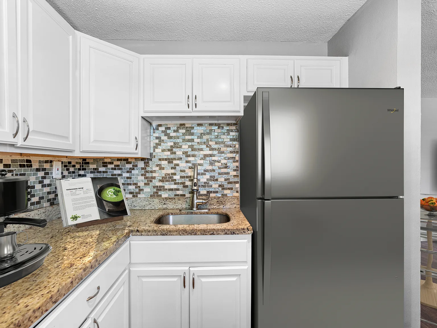 2 bed, 750 sqft, $1,749 — Photo 3