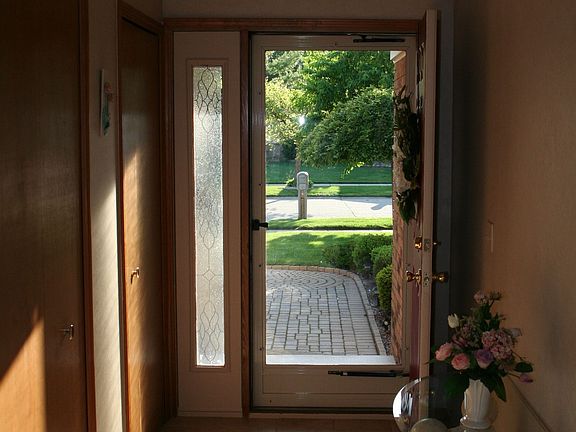 4th image of 46320 Meadowview Dr