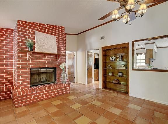5th image of 371 Oak Trail Dr