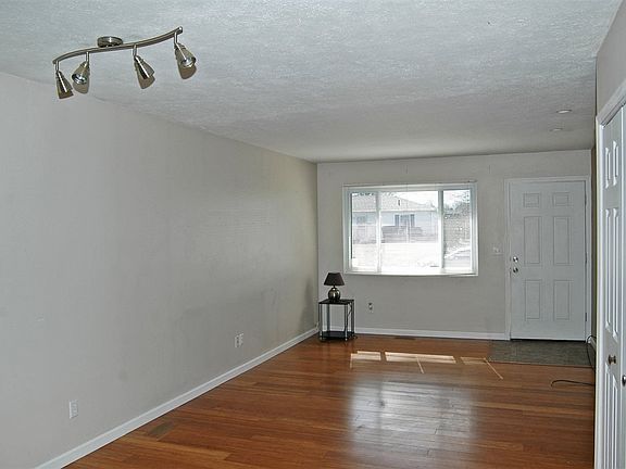 3rd image of 2101 Renfrew Ct