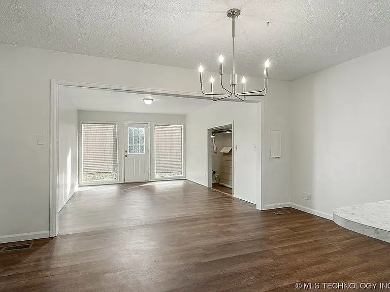 2709 Haskell Blvd — Photo 5