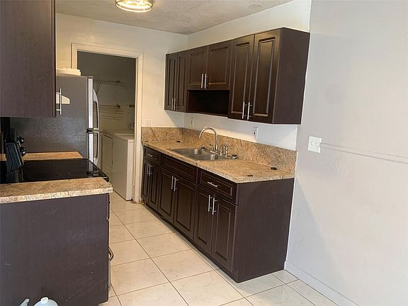 2nd image of 1010 SW 76th Ave