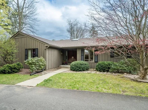 3 Hawthorne Ln, Holyoke, MA 01040