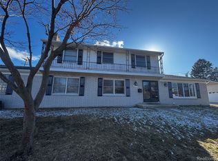 855 Avon Ct, Grosse Pointe Woods, MI 48236