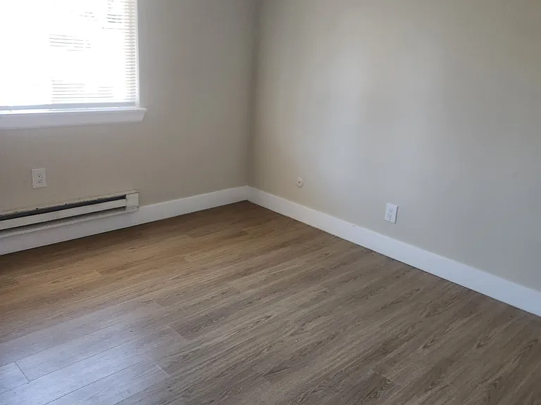 647 Dutton Ave — Photo 14