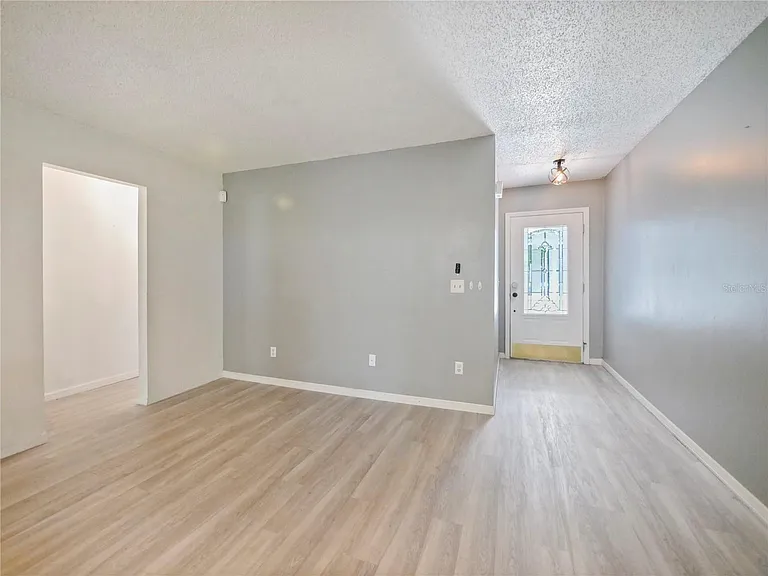 240 Maureen Dr — Photo 27