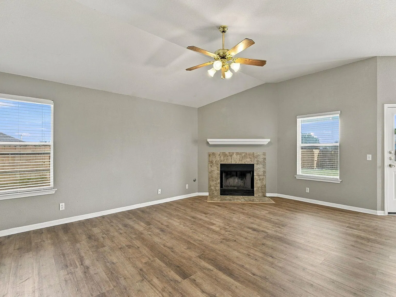 3 bed, 2.0 bath, 1623 sqft, $1,800 — Photo 2