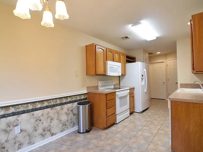 2511 Kingsbury Dr — Photo 4