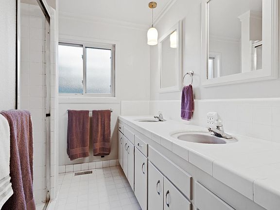 5th image of 2081 Olive Street