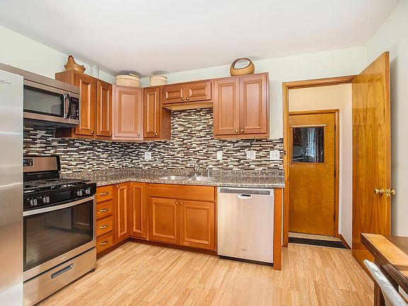 5th image of 87 Spaulding Ave W