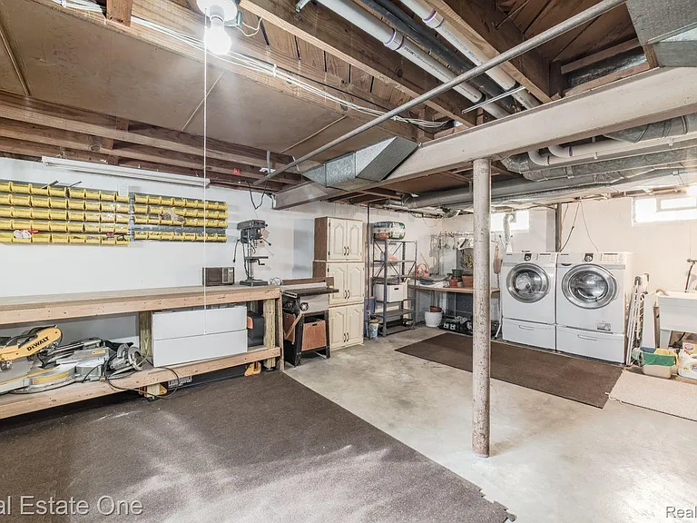 475 E Marshall St — Photo 30