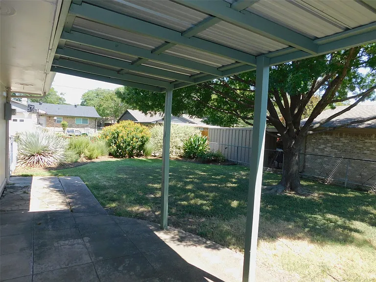 2445 Eastbrook Dr — Photo 22