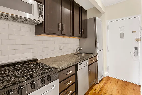Rented by Cooper & Cooper Real Estate | media 4