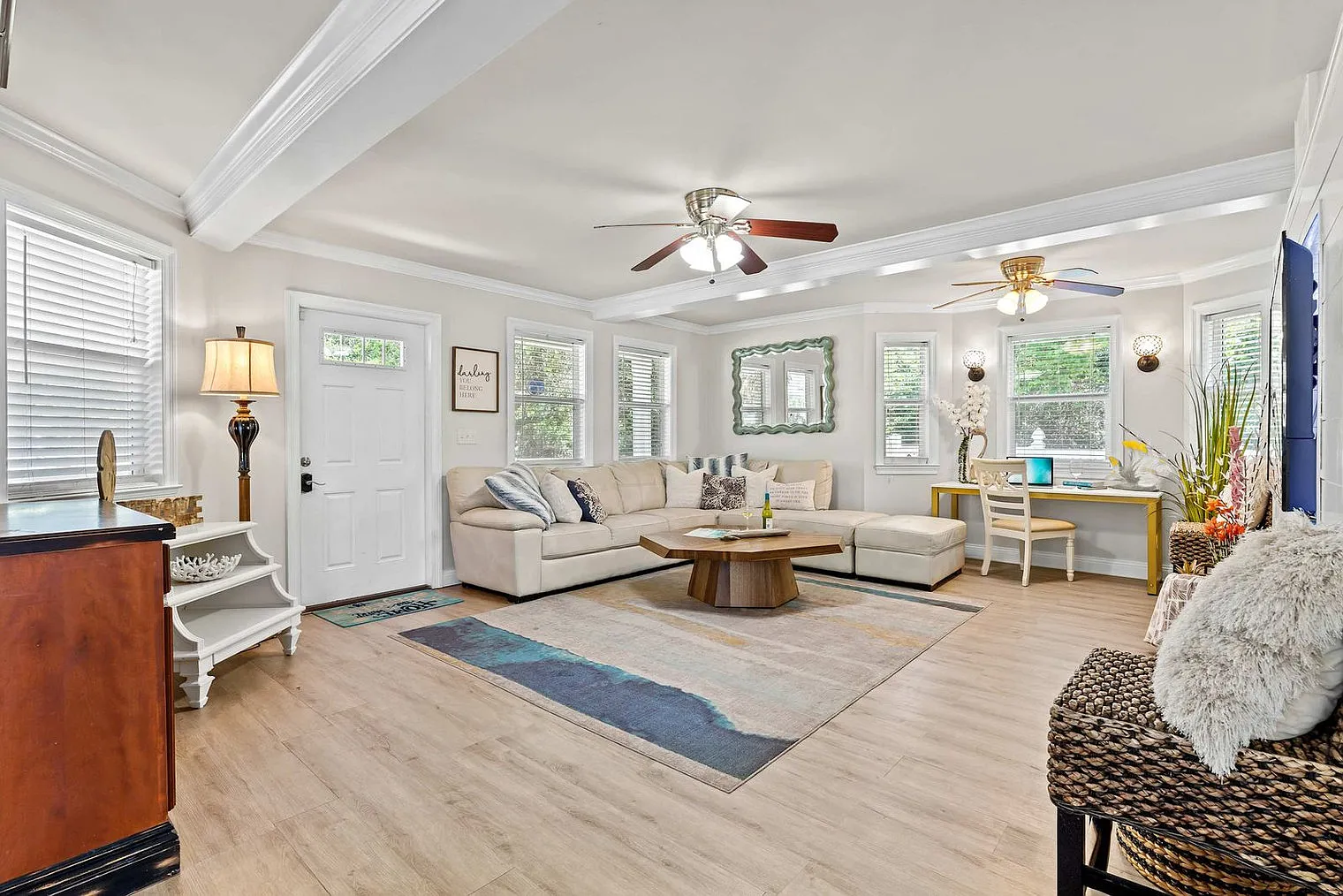 6 bed, 5.0 bath, 2497 sqft, $7,093 — Photo 4
