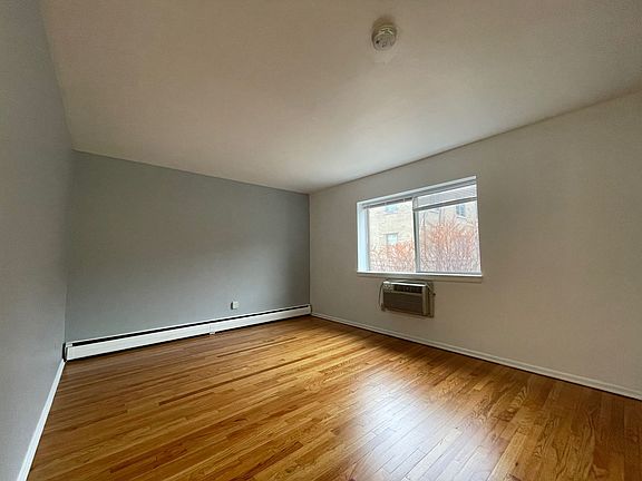 3rd image of 1466 N Farwell Ave APT 05