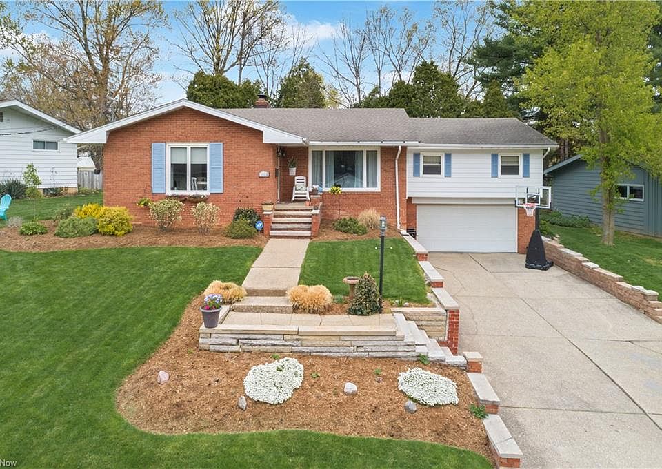 1st image of 1929 Oakridge Dr