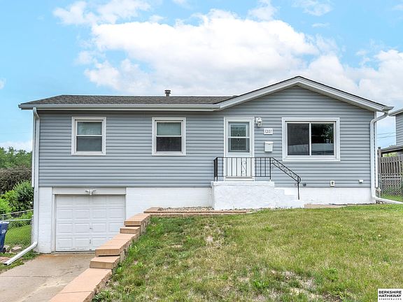 2nd image of 1207 Sunny Ln
