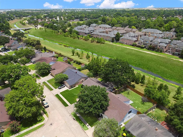 7926 Windy Creek Dr — Photo 47