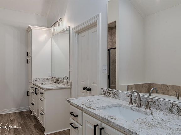 5th image of 1039 Shady Oaks Dr