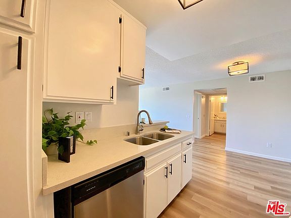 5th image of 11817 Victory Blvd APT 302