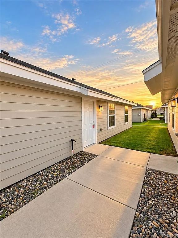 2 bed, 2.0 bath, 3320 sqft, $1,100 — Photo 3
