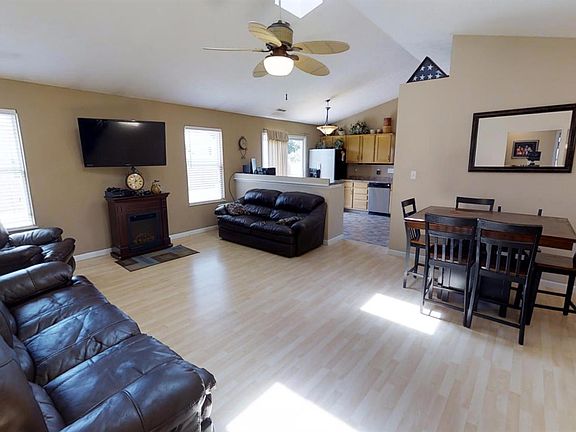 3rd image of 407 Auburn Ct