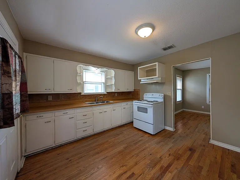 1185 W Mill St — Photo 14